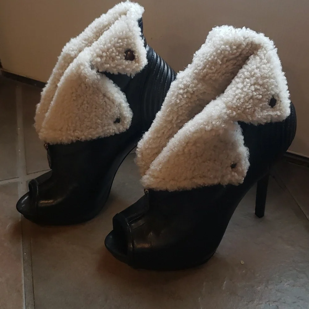 ALEXANDER MCQUEEN Faithful Shearling Ankle Boots...size 38... Black - Picture 8 of 8